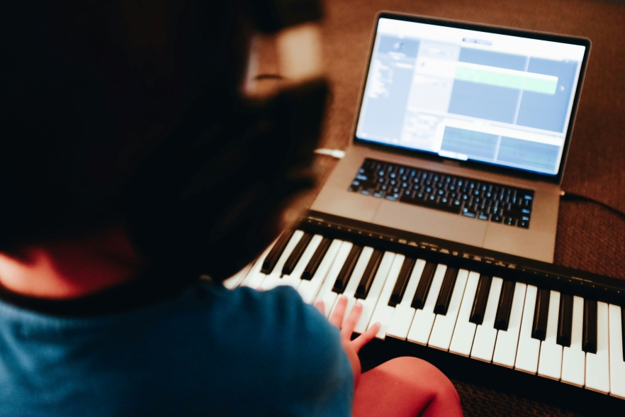 Music Meets AI (8-12) (Online)